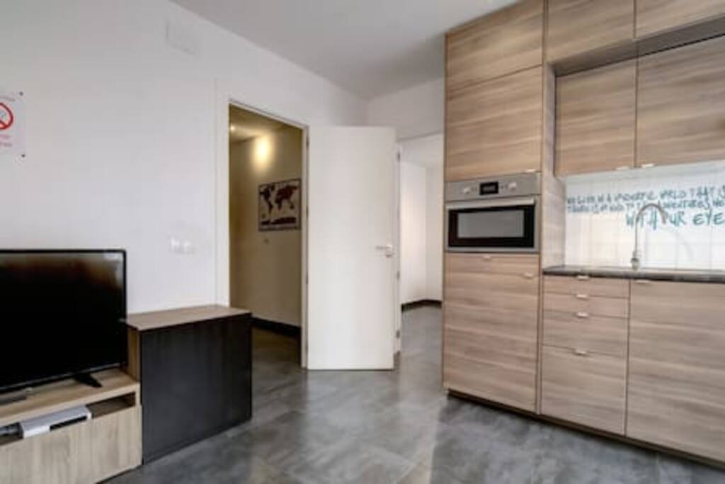 Living room and kitchen.
Salón con cocina.