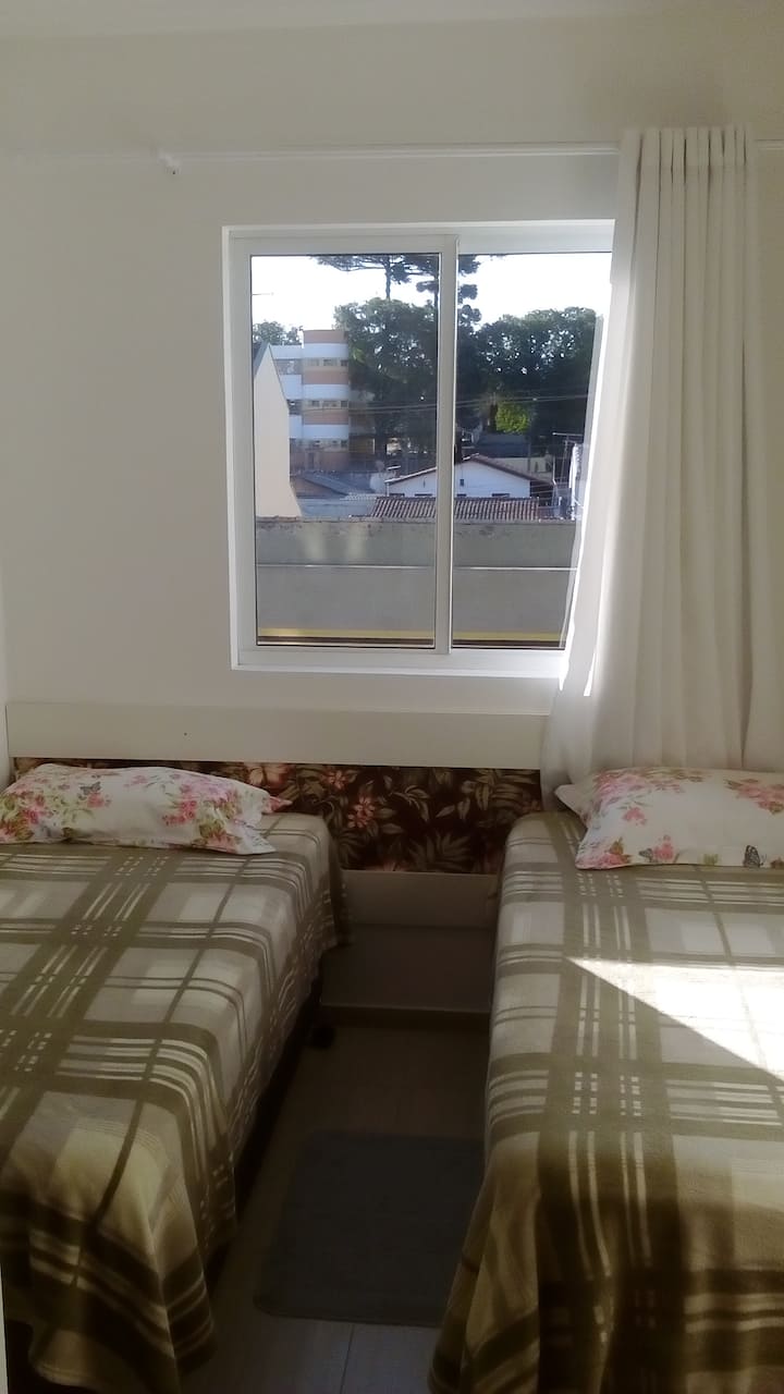 غرفة النوم 2 - سريران مفردان، القدرة على تشكيل سرير مزدوج.