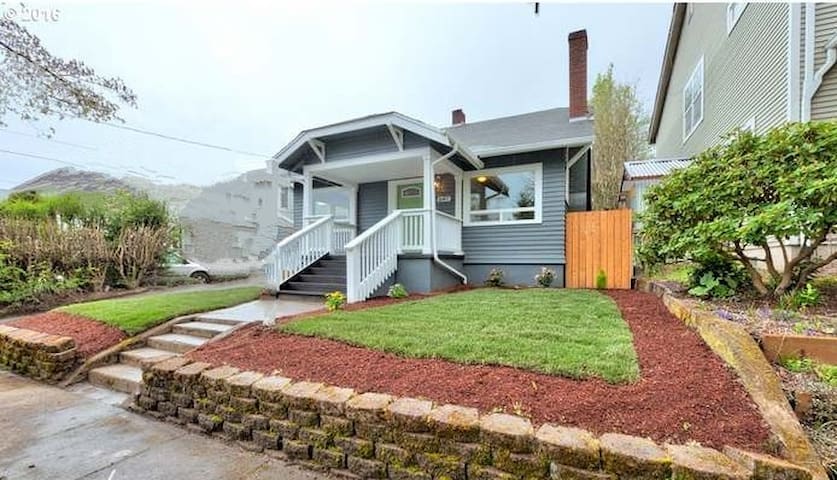 Fabulous 5 BDRM Craftsman-Best Location in PDX! gallery image 2