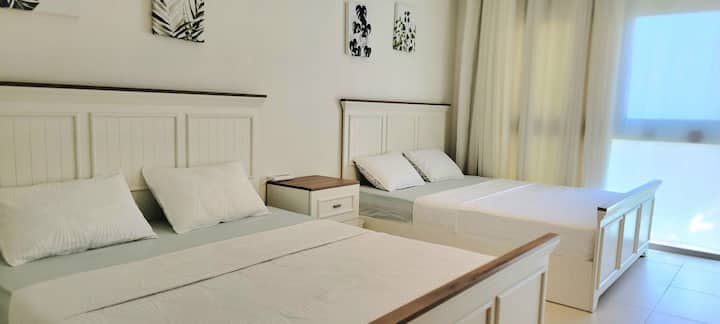 Dve veľké manželské postele Queen s dvoma súpravami čerstvej bielizne. Štyri vankúše a dostatok priestoru v skrini s vešiakmi a zrkadlom na dĺžku podlahy. Klimatizácia a elektrická lišta na nabíjanie viacerých zariadení.