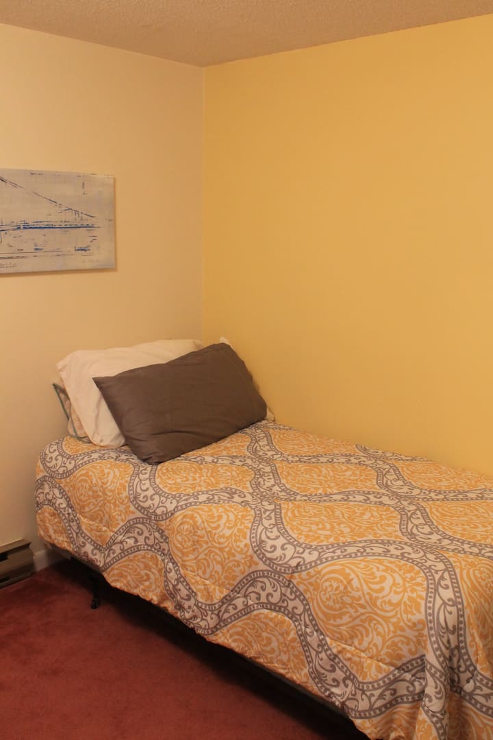 Dormitorio con dos camas individuales en el sótano