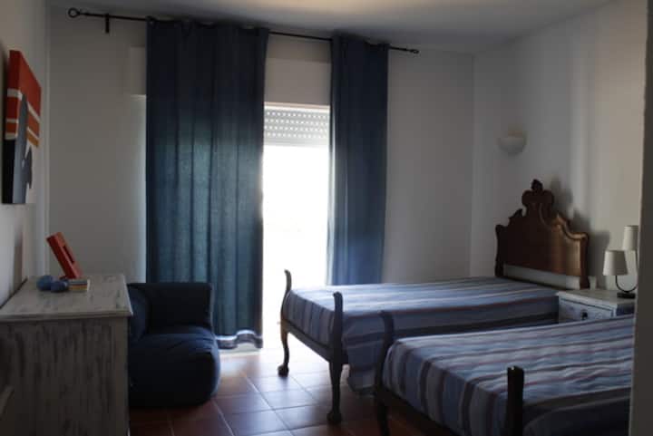 שתי מיטות יחיד, חדר שינה.