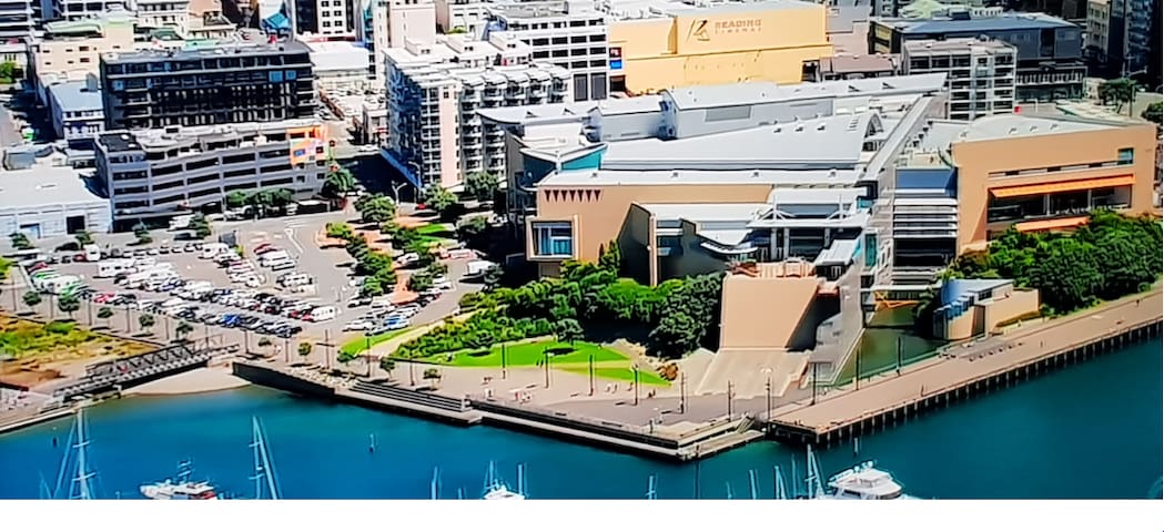 2 min walk to harbour+secure parking