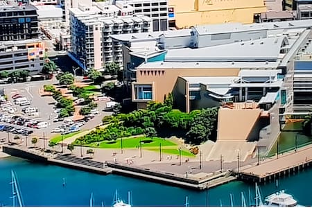 2 min walk to harbour+secure parking