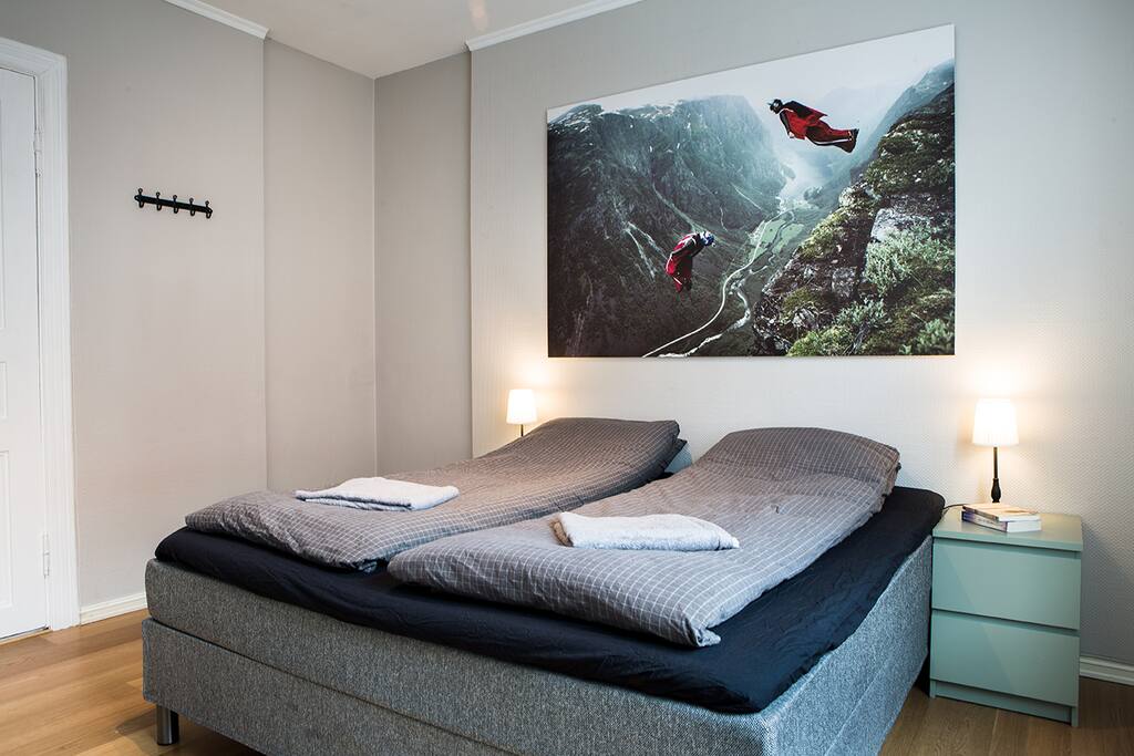 Main bedroom with a comfortable king size bed (180x200).