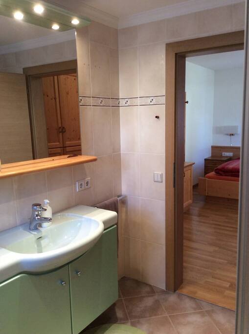 Bagno con doccia, wc e bidet