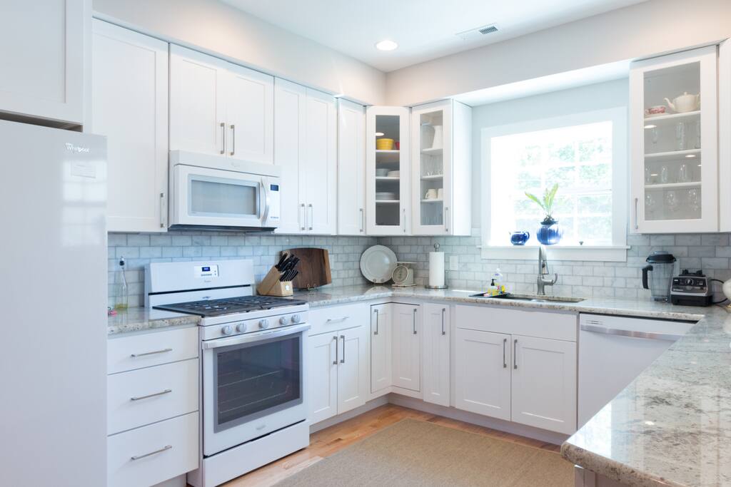 Gourmet kitchen with Gas range and high end applicances.