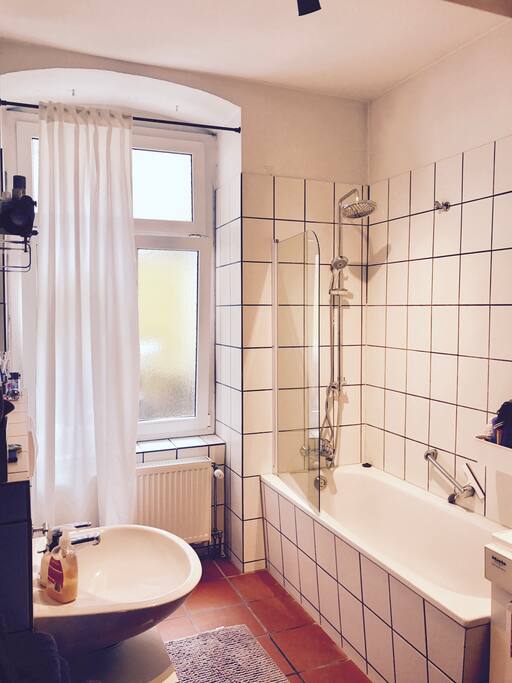 Tageslicht-Badezimmer mit Duschwanne