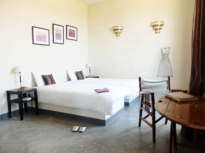 Სამადგილიანი საძინებელი 1 სართულზე (3 ერთადგილიანი საწოლი)