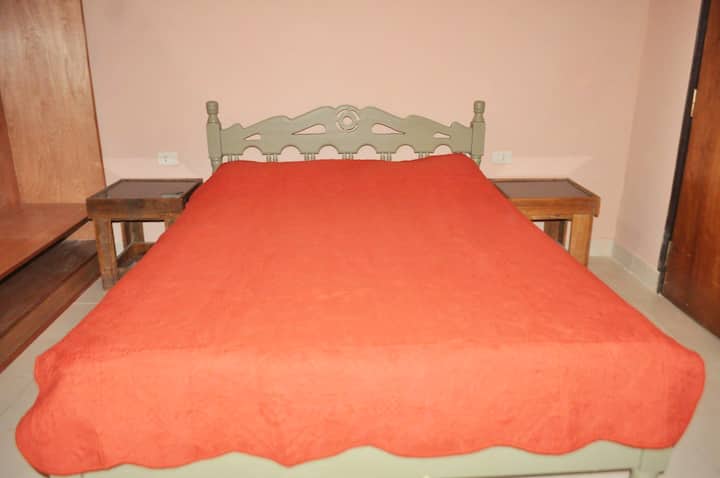 Მთავარი საწოლი (სრული ზომა; 1,40 სმ x 1.90 სმ) მთავარ საძინებელში. 