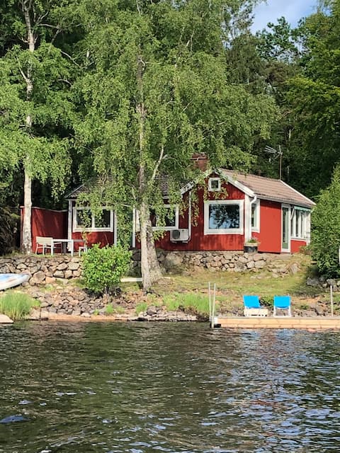 Popular Airbnb listing: Cottage by the lake with cozy factor in Älmhult