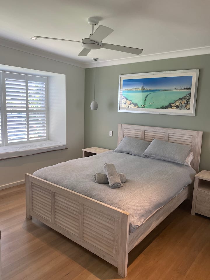 חדר שינה שני עם נוף לים, לשכב ולהאזין לגלים מתגלגלים.