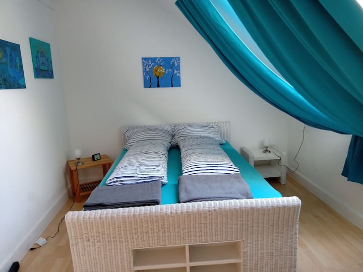 Spálňa na 1. poschodí s priechodom/dverami do spálne 2 s poschodovou posteľou 