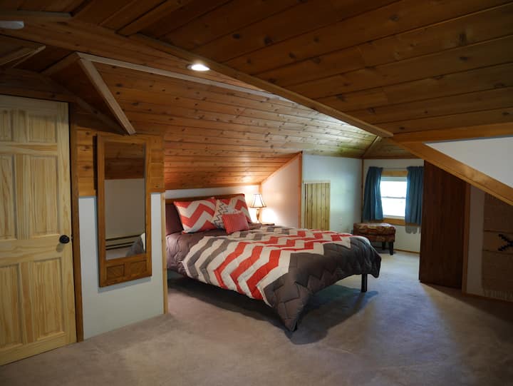 Chumba kikuu cha kulala cha ghorofani, kilicho na bafu ya beseni ya jakuzi