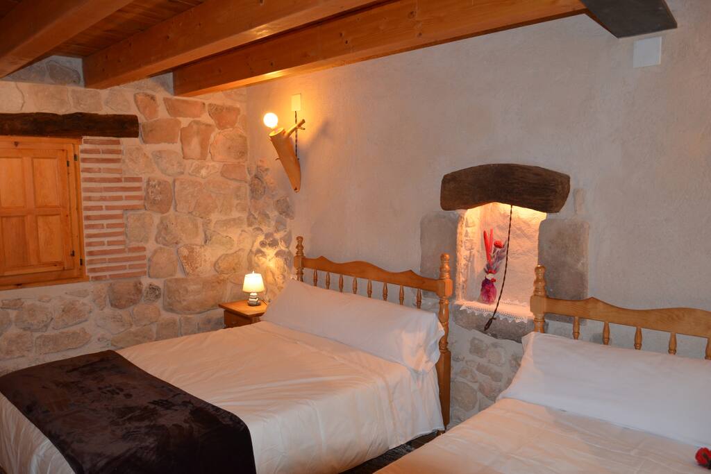 HABITACIÓN DOS CAMAS DE MATRIMONIO