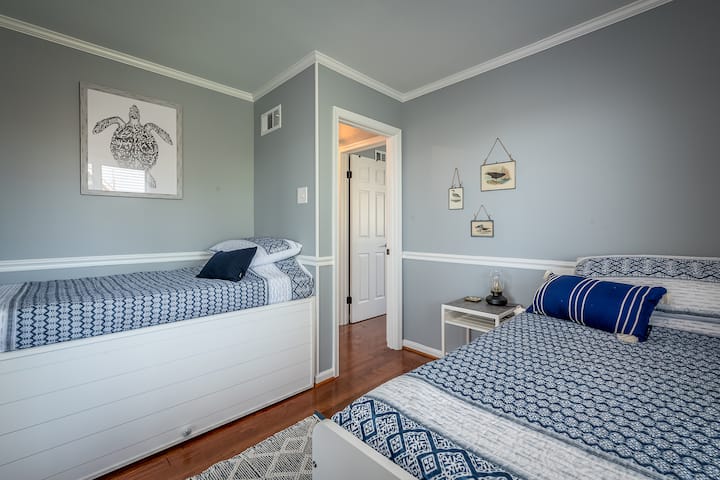 Საძინებელი 3, ორი ორადგილიანი მეხსიერების ქაფის საწოლით