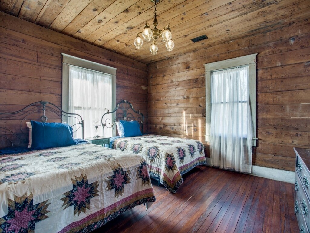 The Blue Room. Sleeps 4 with antique drawers and a view of downtown and the back yard. Extra blankets and pillows stored here. Top Floor.