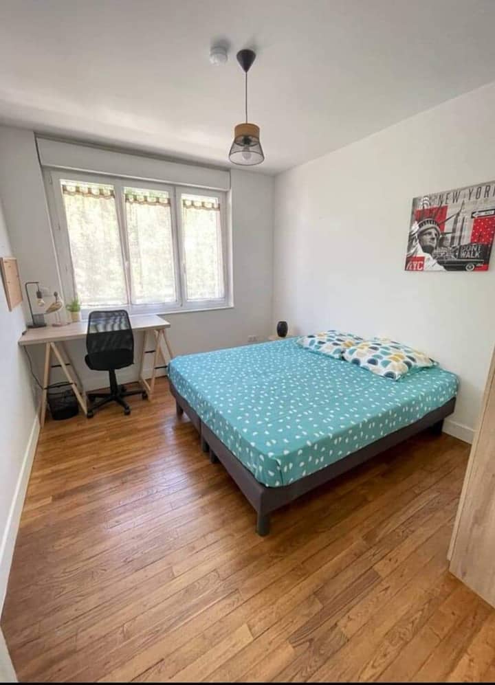 Dormitorio 1 cama de 160, posibilidad de hacer 2 camas de 80, armario, escritorio