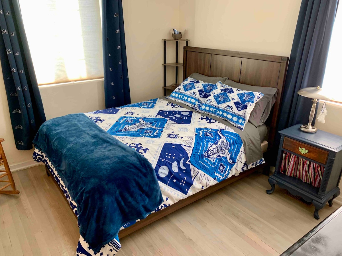 Chumba cha kulala cha mbele, kitanda cha malkia