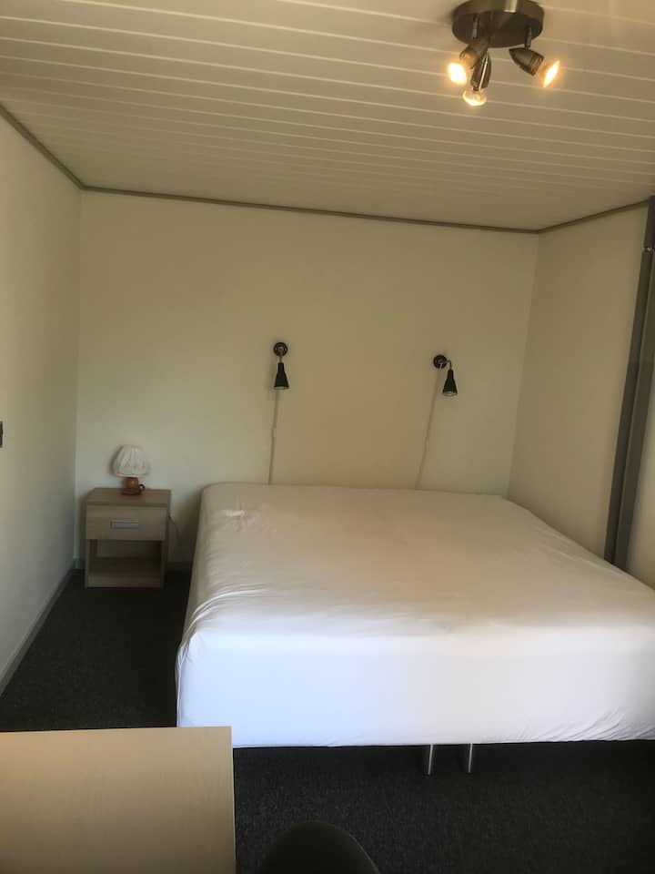 Soveværelse med dobbeltseng - der er også mulighed for at få en weekendseng til barn ind i rummet. 