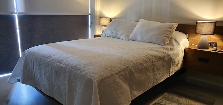 سرير مزدوج 
Colchon Ortopedico Premium
وسائد مع رغوة الذاكرة
اللوح الأمامي الخشبي Nogal مع Buros لتخزينه ينتمي إليك مثل الكتب والمفاتيح والهواتف المحمولة...