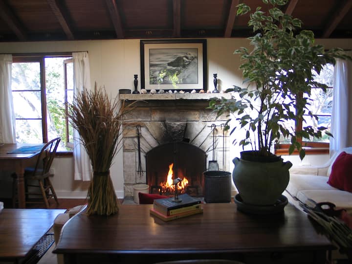 Carmel HideAway-Cozy and Sweet