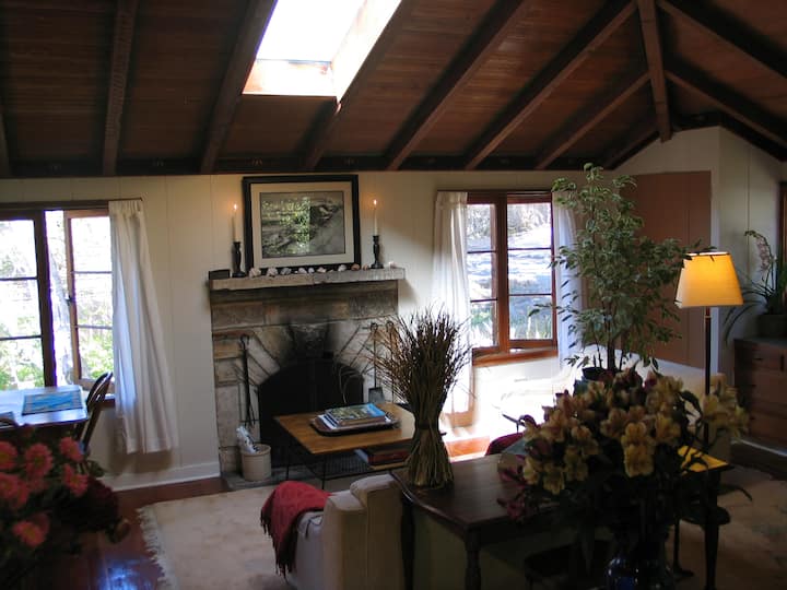 Carmel HideAway-Cozy and Sweet