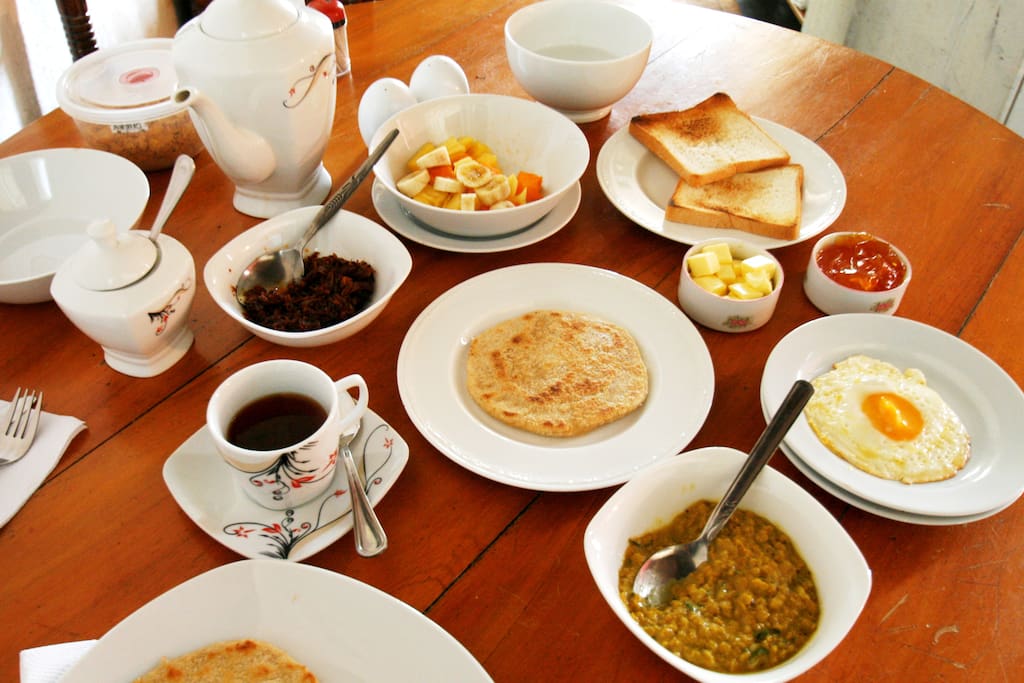 Western and Sri Lankan breakfast options are both available. We happily accommodate special requests!