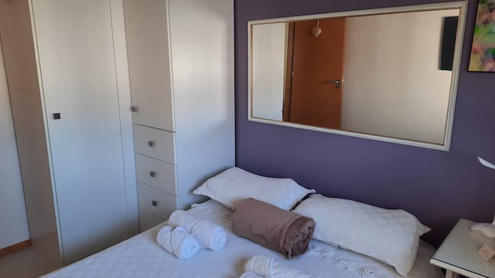 Habitación doble Good Vibes 
Con armario de aire acondicionado 
con cajones 
Pantalla de espejo con mosquetero
Ropa de cama y baño 
Mountain View 

Ideal para parejas 
2 amigos  
o incluso solos 