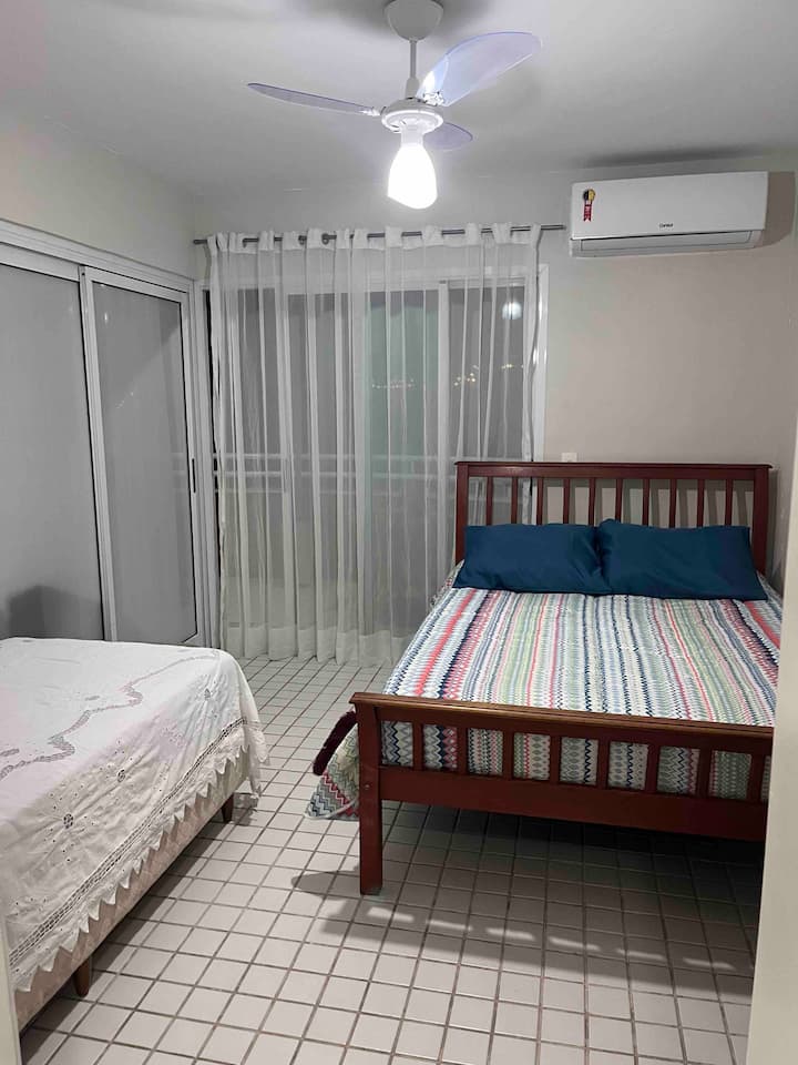 Suite 2
Kitanda 1 cha mtu mmoja 
Mara mbili 1 
Kiyoyozi 
Dari Fan 
Ventilador inayoweza kubebeka 
Kabati la kujipambia 