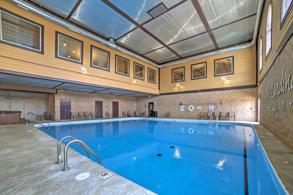 Enjoy access to a community pool and hot tub during your stay at Eagle Resort.
