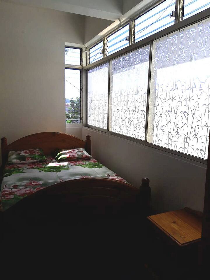 Chambre lumineuse avec ses baies vitrées intimistes Bambou