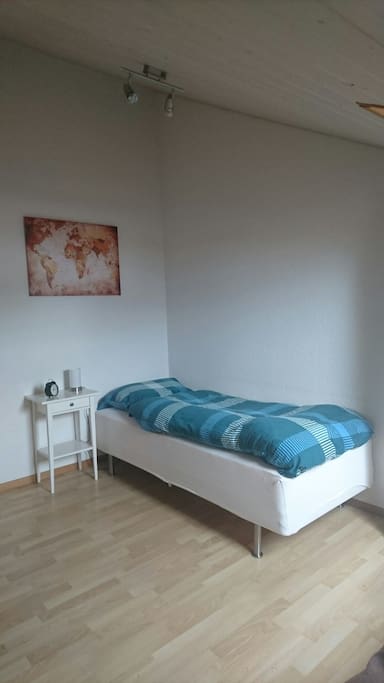 Avec un lit simple...
Mit einem Einzellbett...
With a single bed...