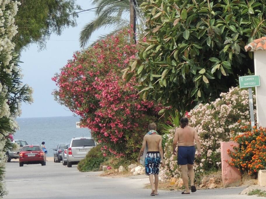 Distancia a la playa desde la puerta de la urbanización
