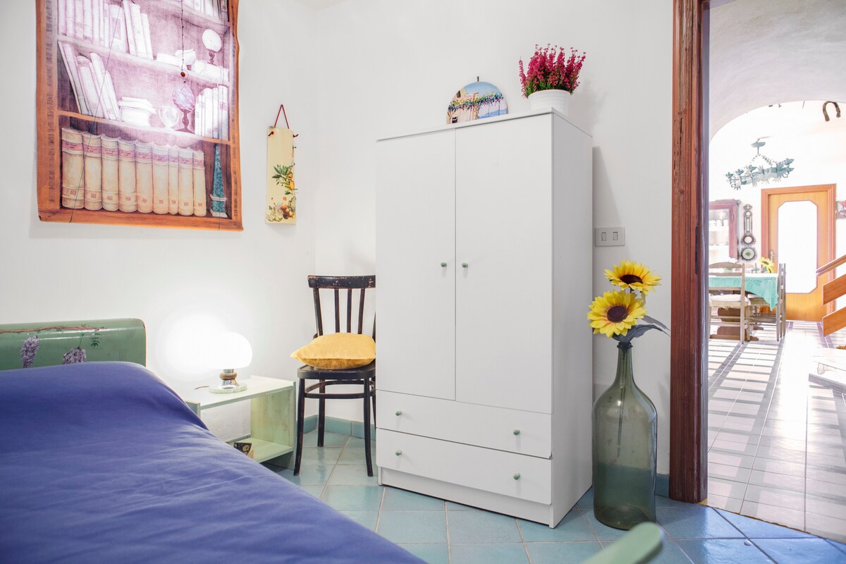 Პირველ სართულზე ერთადგილიანი ნომერი, რომელშიც არის სააბაზანო