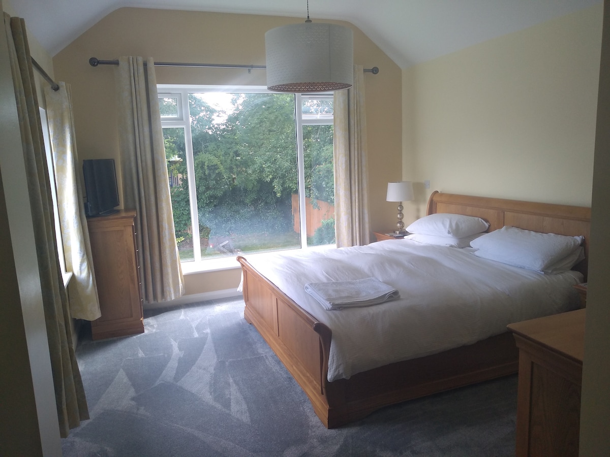 أكبر غرف النوم التي تحتوي على سرير سوبر كينج.