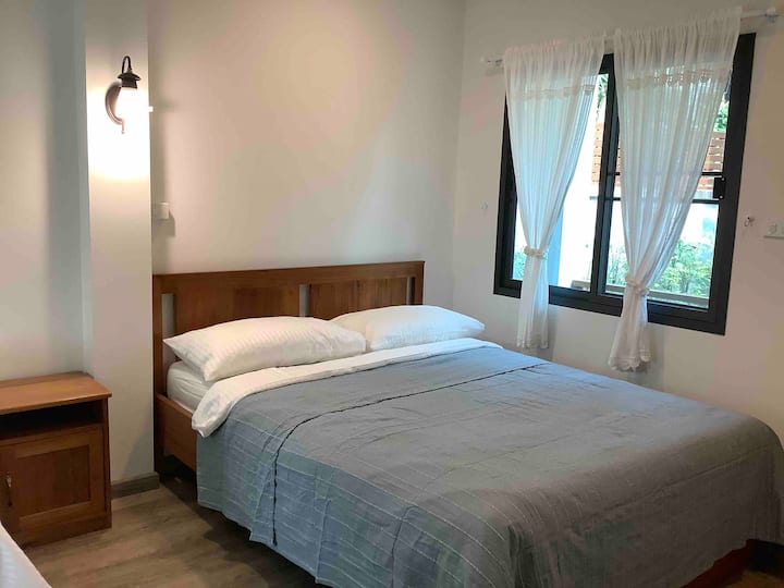 חדר שינה בקומה הראשונה עם מיטת 5 רגל ומיטת 3.5 רגל אחת.