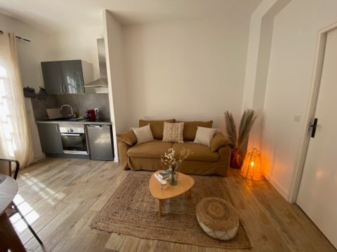 Მისაღები ოთახი, რომელიც ტერასას გადაჰყურებს, 140 გასაშლელი დივანი, მაგიდა, 4 სკამი, მინი-სამზარეულო: ინდუქციური ქურა, ნესპრესოს ყავის აპარატი, ღუმელი, მაცივრის ზედა ნაწილი. Ტელევიზორი, ყუთი ნარინჯისფერი.