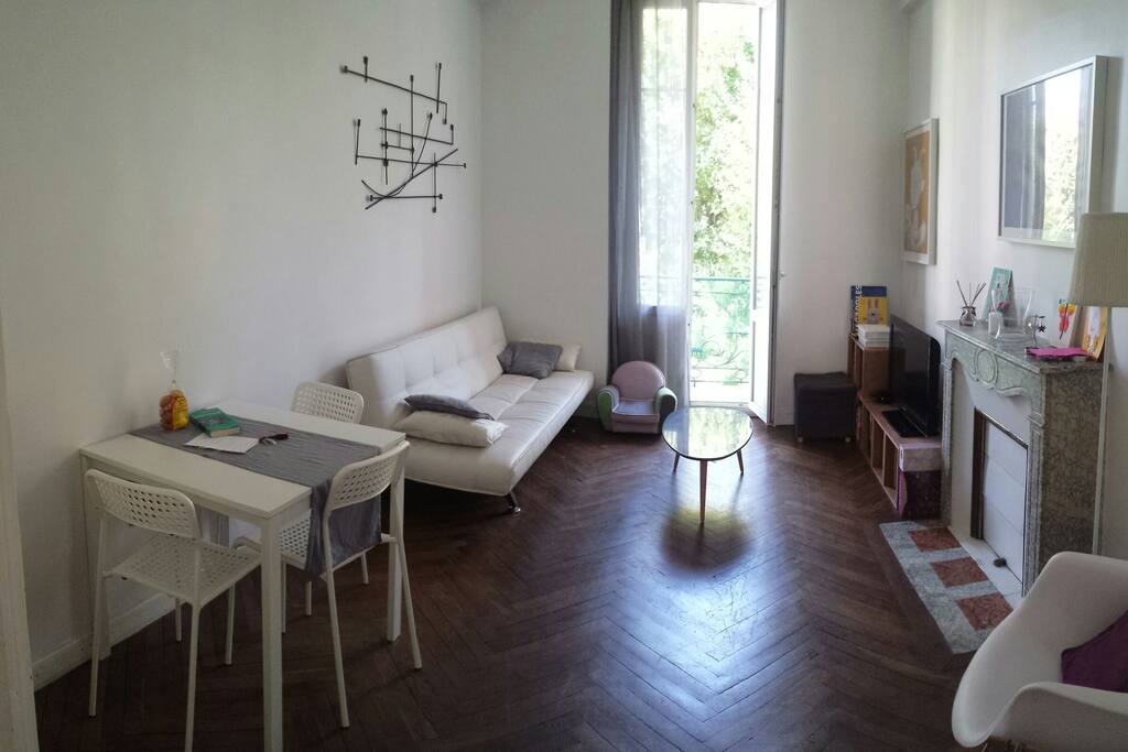 Séjour avec balcon et vue sur le parc pour enfants