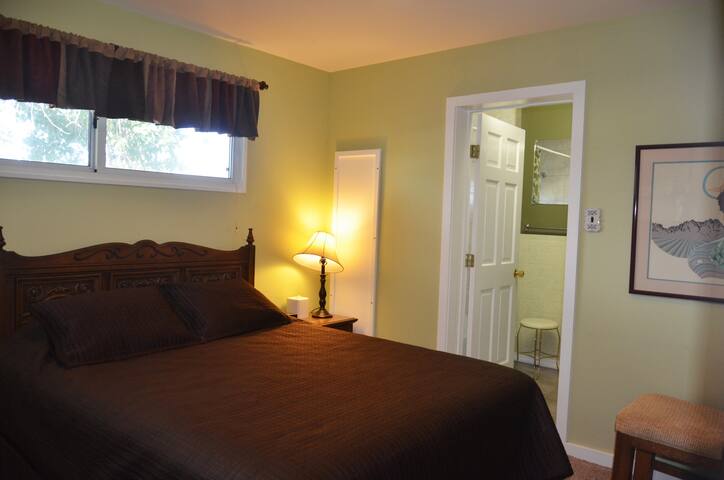 Cozy, queen bedroom with private bath in downtown