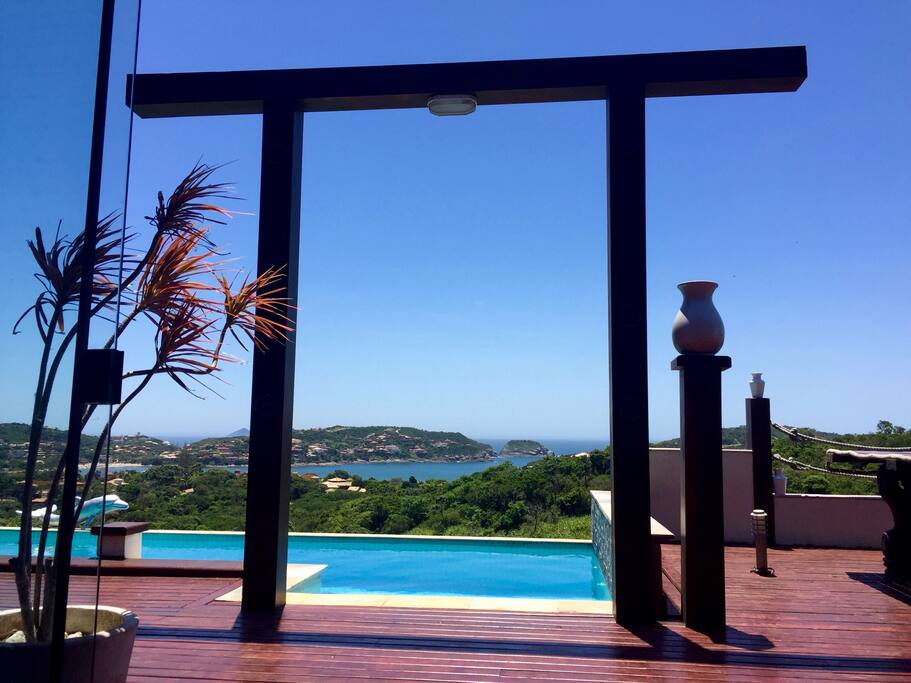 Pool Área with view to Ferradura Beach