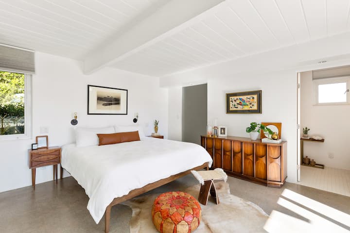 חדר שינה ראשי מרווח ומואר עם חדר רחצה צמוד (תמונות מתחת לחדר רחצה 2).