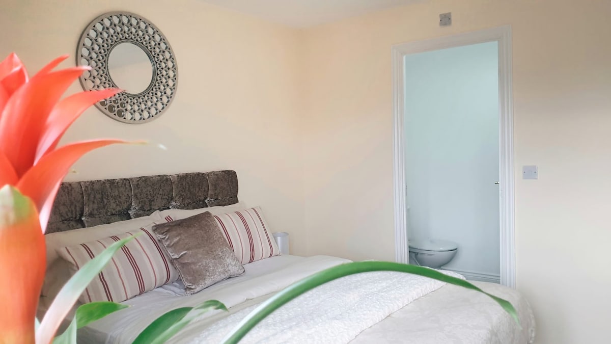 Chambre principale avec  salle de bains privative 