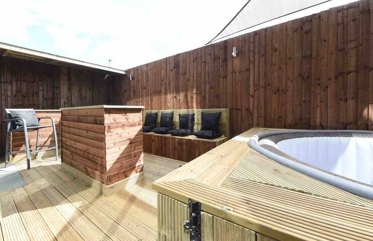 Hot tub and bar Slps 14(38 A2) Mcr City Centre gallery image 5