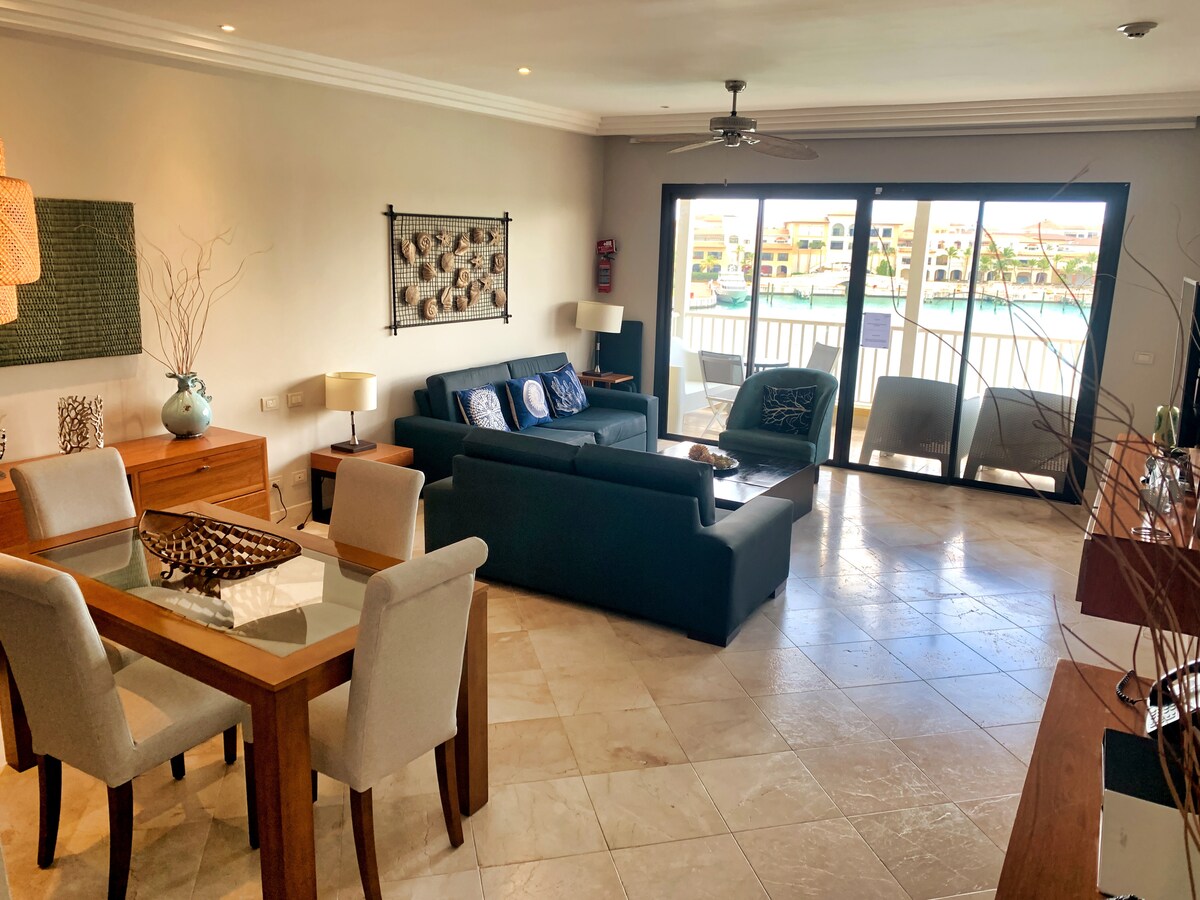 宽敞的餐厅和客厅区域，配备55英寸4K智能电视和蓝光播放器。