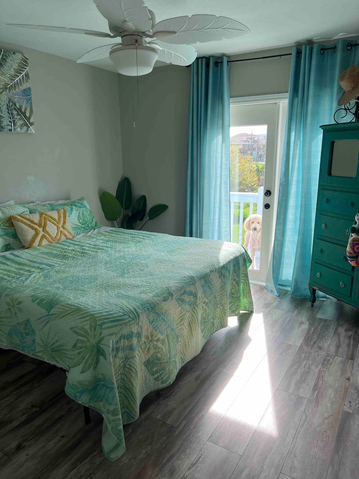 卧室3 -带加大双人床和卫生间的主卧-通往阳台门廊的独立入口/出口 