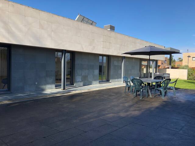 4 BEDROOM VILLA 15MIN FROM CITYCENTER PARKING WIFI gallery image 3