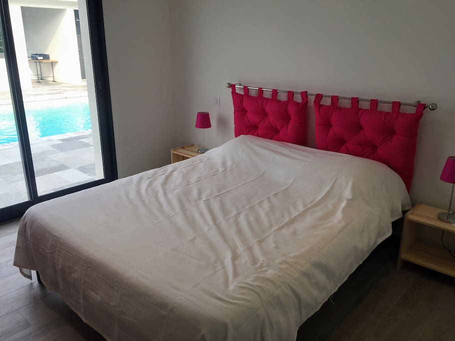Chambre Fuschia avec vue sur la piscine
Lit double