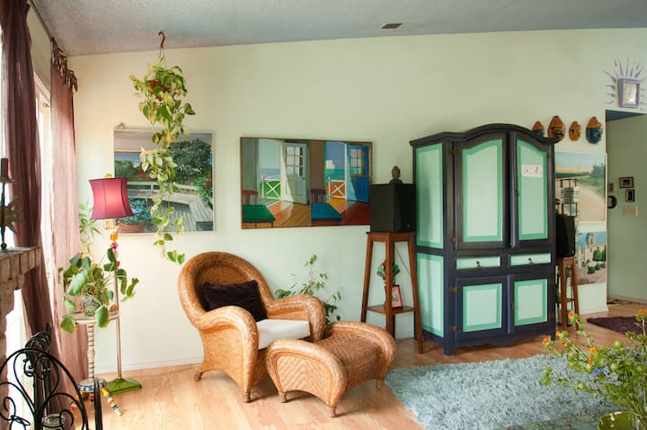 Artsy Beach House for the weekend?