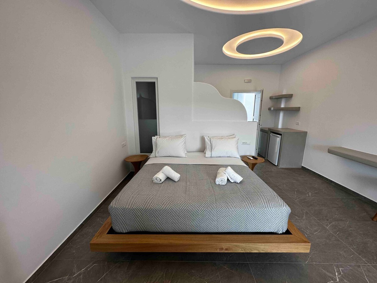 Ova nova soba ima bračni krevet (160x200)